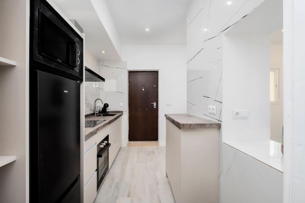 Newly Refurbished Modern 2-Bed Apartment In Heart Of Torremolinos Eksteriør bilde