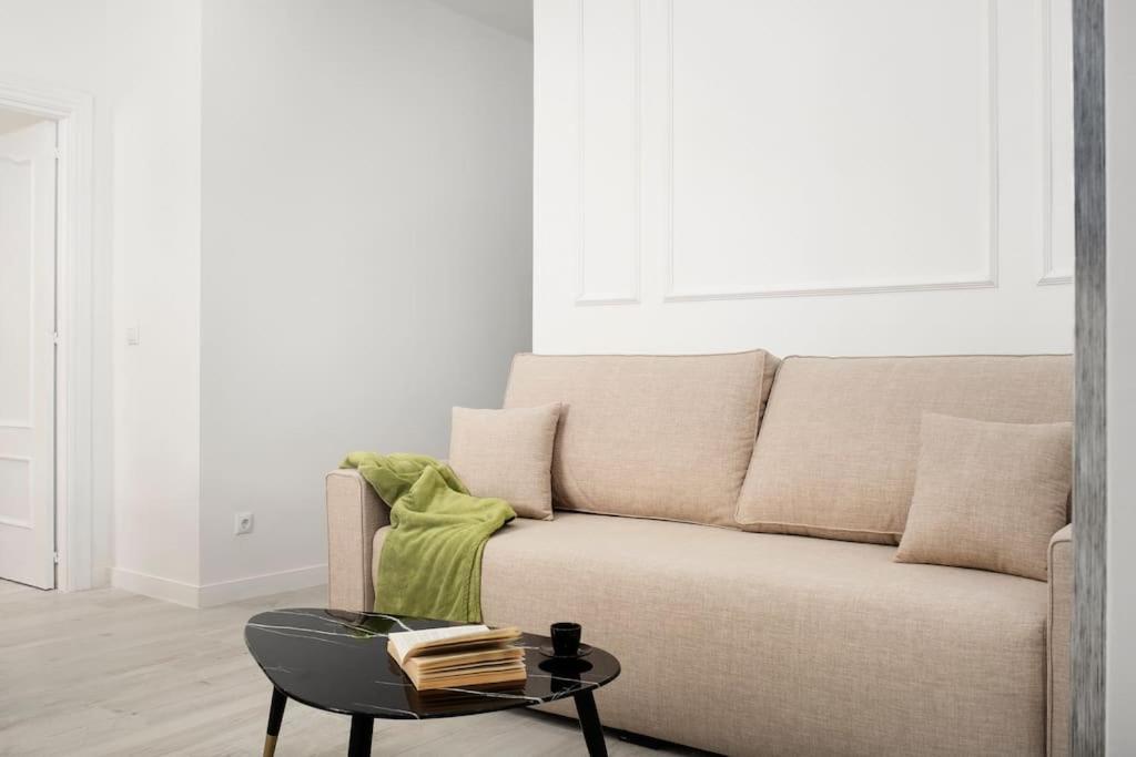 Newly Refurbished Modern 2-Bed Apartment In Heart Of Torremolinos Eksteriør bilde