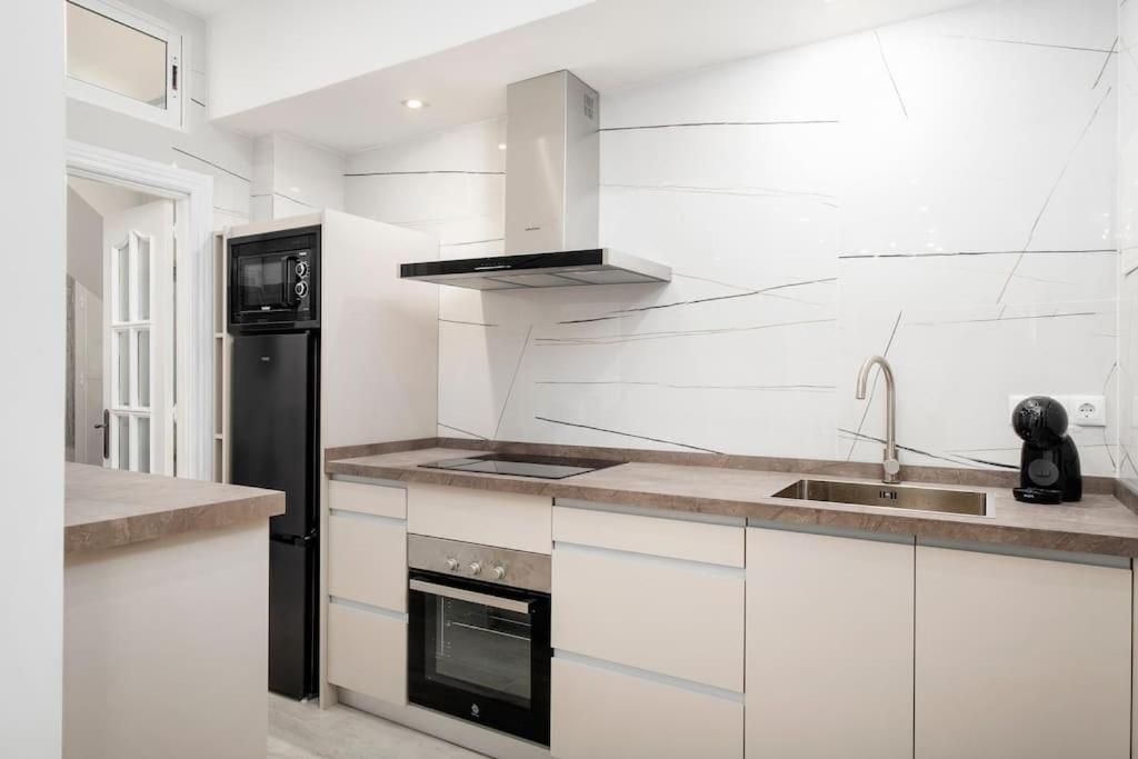 Newly Refurbished Modern 2-Bed Apartment In Heart Of Torremolinos Eksteriør bilde