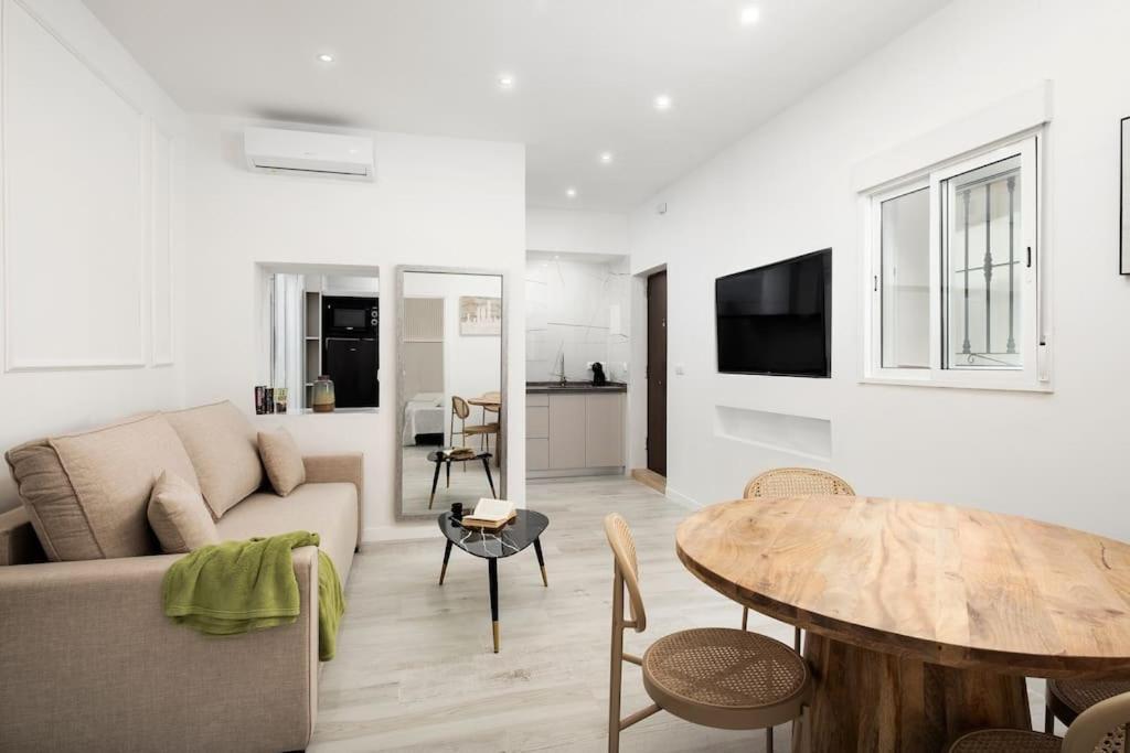 Newly Refurbished Modern 2-Bed Apartment In Heart Of Torremolinos Eksteriør bilde