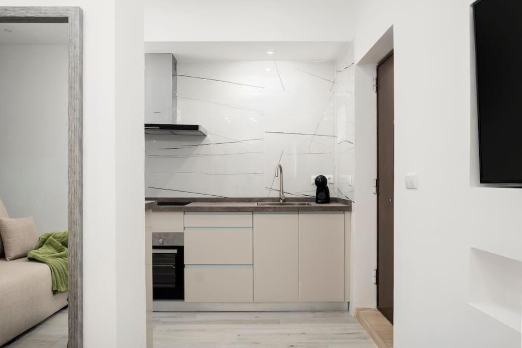 Newly Refurbished Modern 2-Bed Apartment In Heart Of Torremolinos Eksteriør bilde
